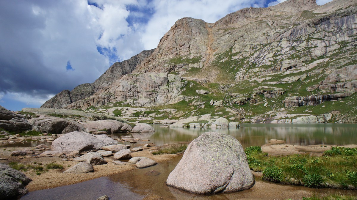 sand and rock shoreline of twin alke